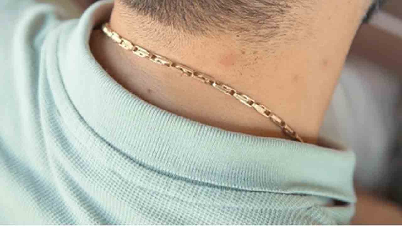 క్షతగాత్రుడి మెడలోని చైన్‌ మాయం