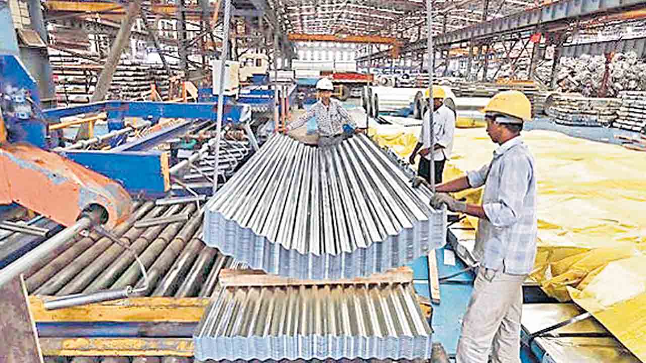 పని గంటలపై పరేషాన్‌.. కార్మికుల రోజువారీ పని గంటలపై లేబర్‌ కోడ్లలో అస్పష్టత