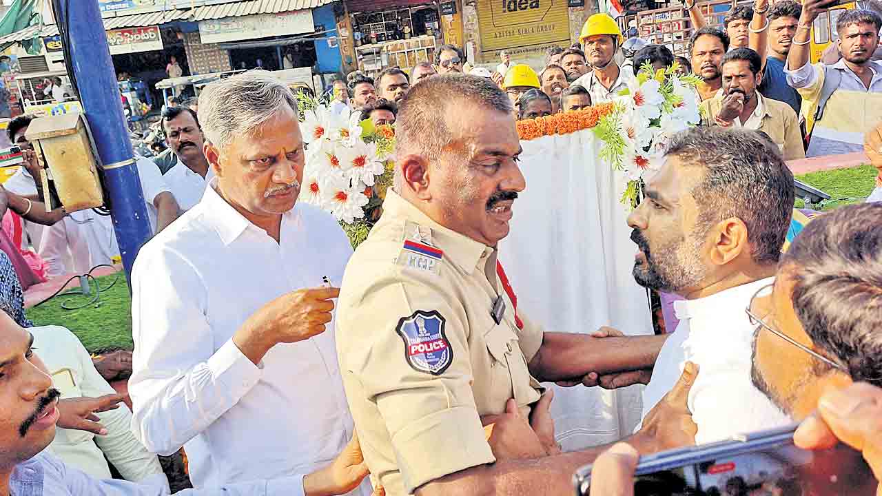 జనగామలో కాంగ్రెస్‌ గూండాయిజం