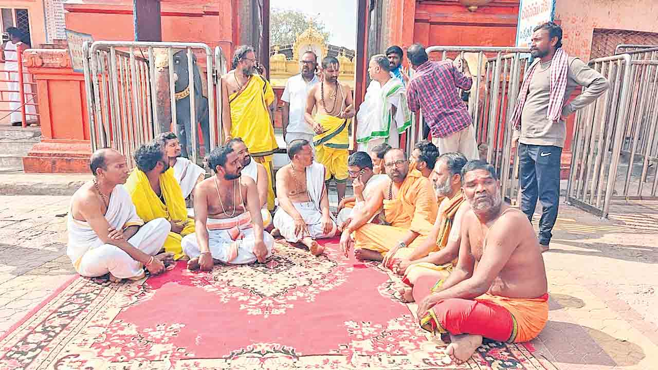 అంజన్న క్షేత్రంలో అర్చకుల ధర్నా.. ఆలయ ఈవోకు వ్యతిరేకంగా నినాదాలు