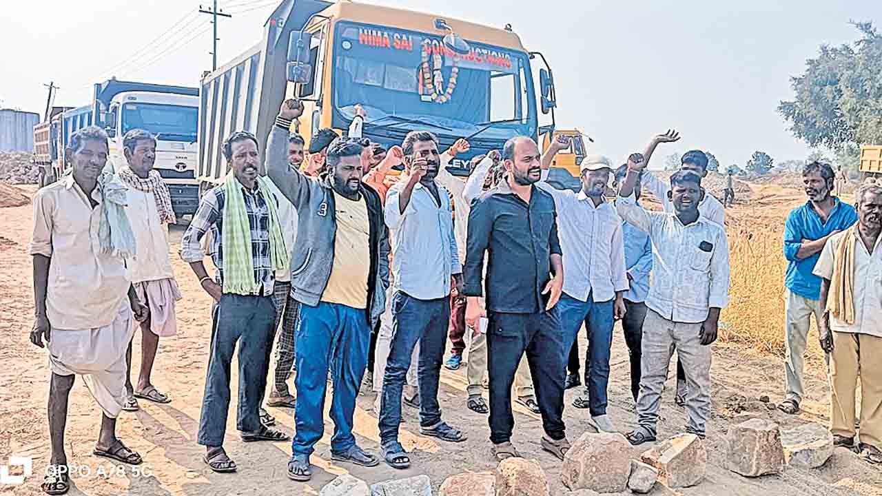 ఇసుక రవాణా అడ్డుకున్న బీఆర్‌ఎస్‌ శ్రేణులు