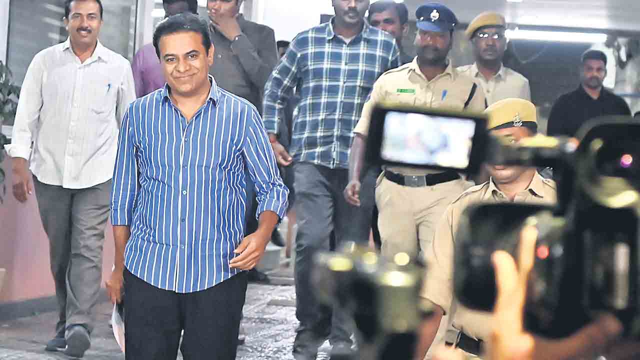 మాట్లాడితే మూసేస్తం.. నిలదీస్తే నోటీసులిస్తం