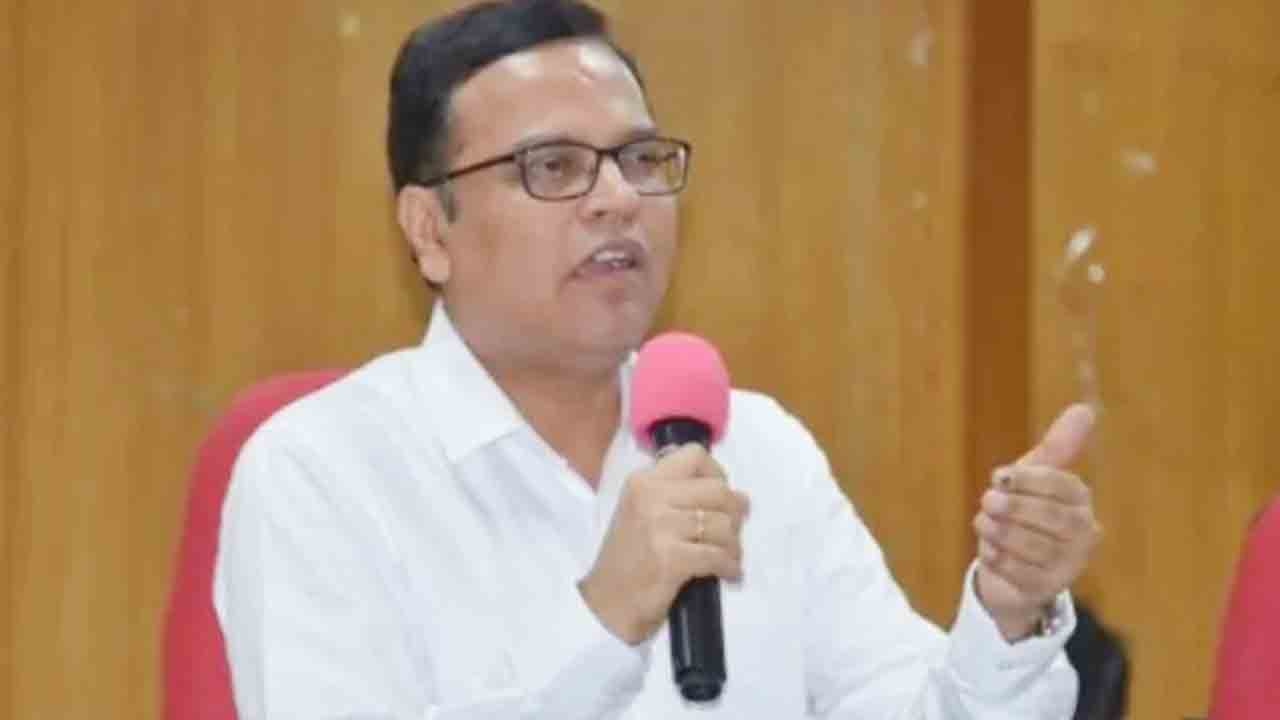 ఏడాది పాటు గైర్హాజరైతే ఉద్యోగం ఊస్ట్‌