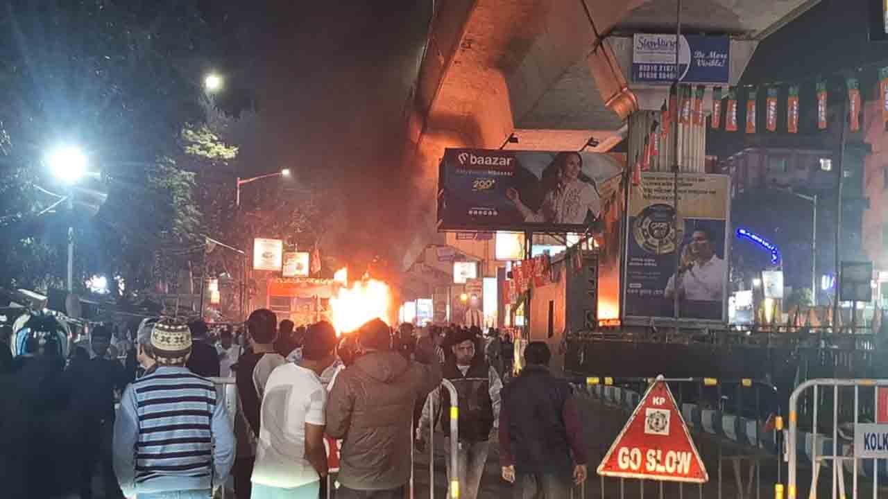 కోల్‌కతాలో బీజేపీ-టీఎంసీ ఘర్షణ.. సభా వేదికకు నిప్పు, విధ్వంసం