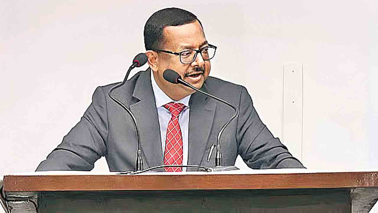 జడ్జిల బదిలీల్లో ప్రభుత్వ జోక్యమా.. ఇది దురదృష్టకరం.. ఆందోళనకరం!