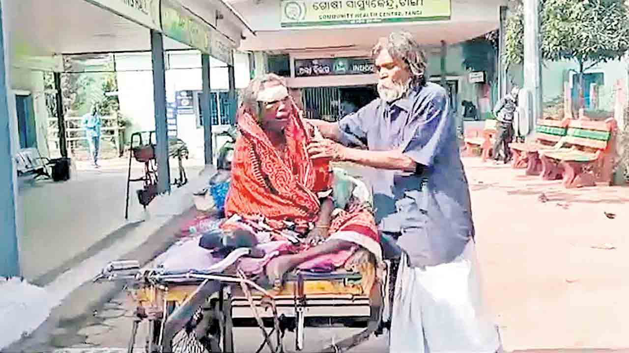 భార్య చికిత్స కోసం… రిక్షా తొక్కుతూ 300 కి.మీ ప్రయాణం