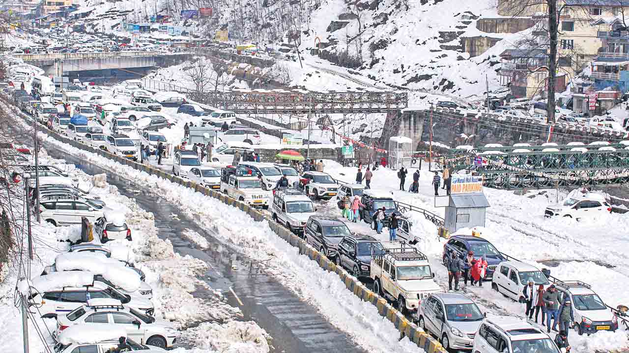 24 గంటలకుపైగా ట్రాఫిక్‌ జామ్‌లోనే.. మనాలిలో పర్యాటకులు కష్టాలు