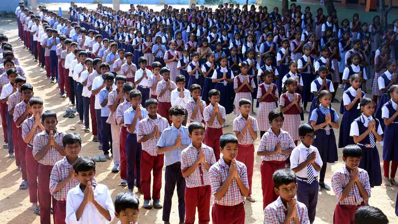 అన్ని విద్యాసంస్థల్లో వందేమాతరం గీతాలాపన