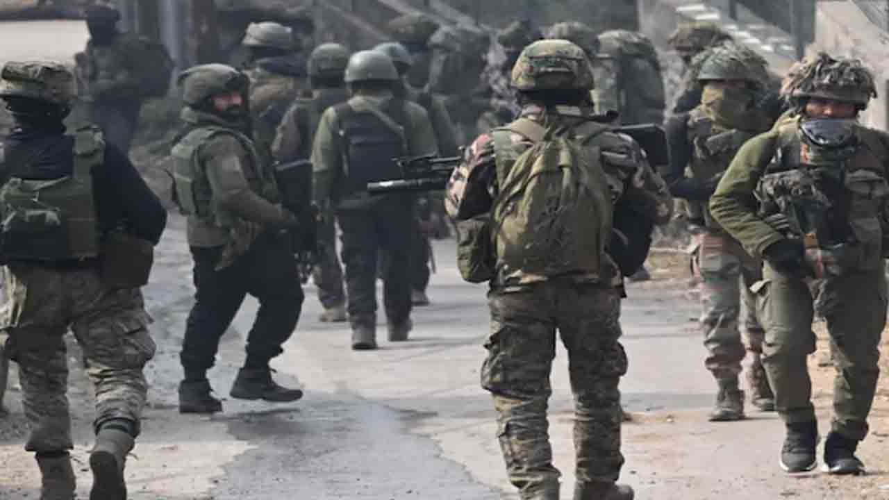 మందుపాతర పేలి 11 మంది జవాన్లకు గాయాలు