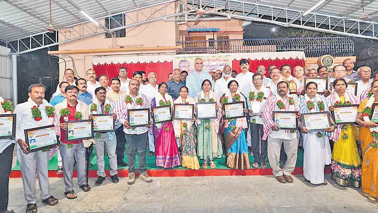 పీఆర్సీ అడిగితే ఏసీబీ దాడులు.. బడా కాంట్రాక్టర్ల కమీషన్లకు రూ.30 వేల కోట్లు ఇస్తరు