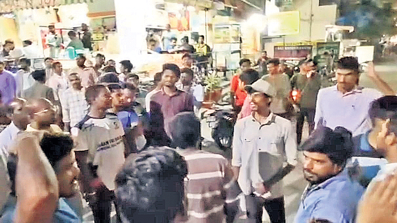 Job calendar | జాబ్‌ క్యాలెండర్‌ ఏది.. దిల్‌సుఖ్‌నగర్‌లో రోడ్డెక్కిన నిరుద్యోగులు