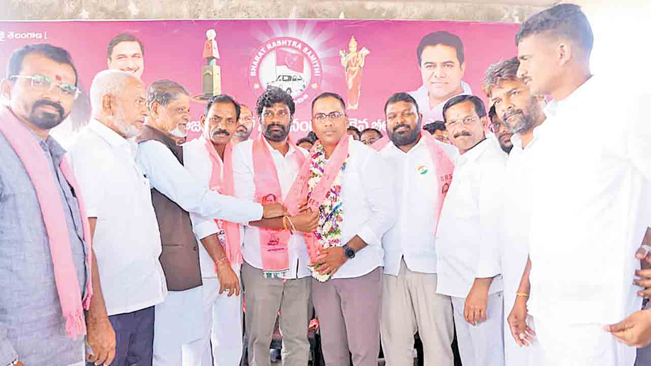 బీఆర్‌ఎస్‌లో చేరికల జోష్‌.. కాంగ్రెస్‌ నుంచి భారీగా వలసలు