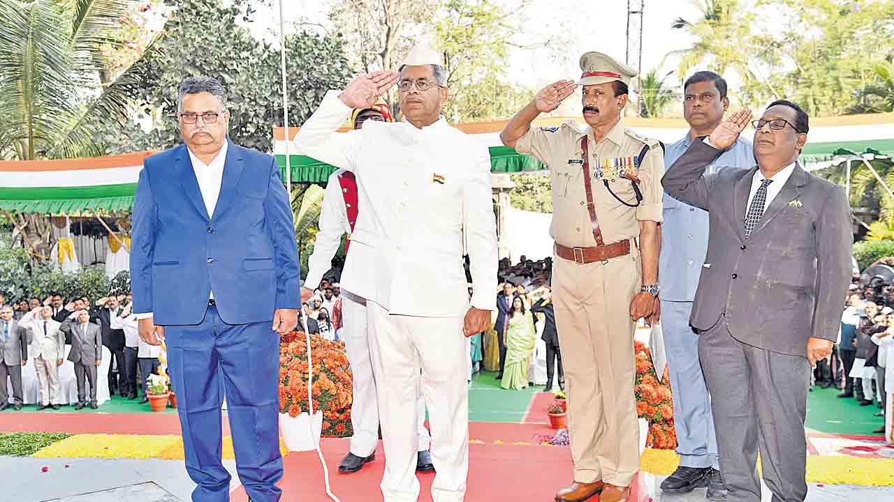 ప్రతి ఇంటికీ రాజ్యాంగం చేరాలి.. గణతంత్ర వేడుకల్లో హైకోర్టు సీజే ఏకే సింగ్‌