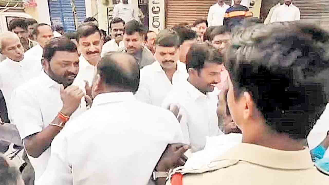 దుబ్బాకలో కాంగ్రెస్‌ గూండాగిరీ.. బీఆర్‌ఎస్‌ ఎమ్మెల్యే ప్రభాకర్‌రెడ్డిపై దాడికి యత్నం