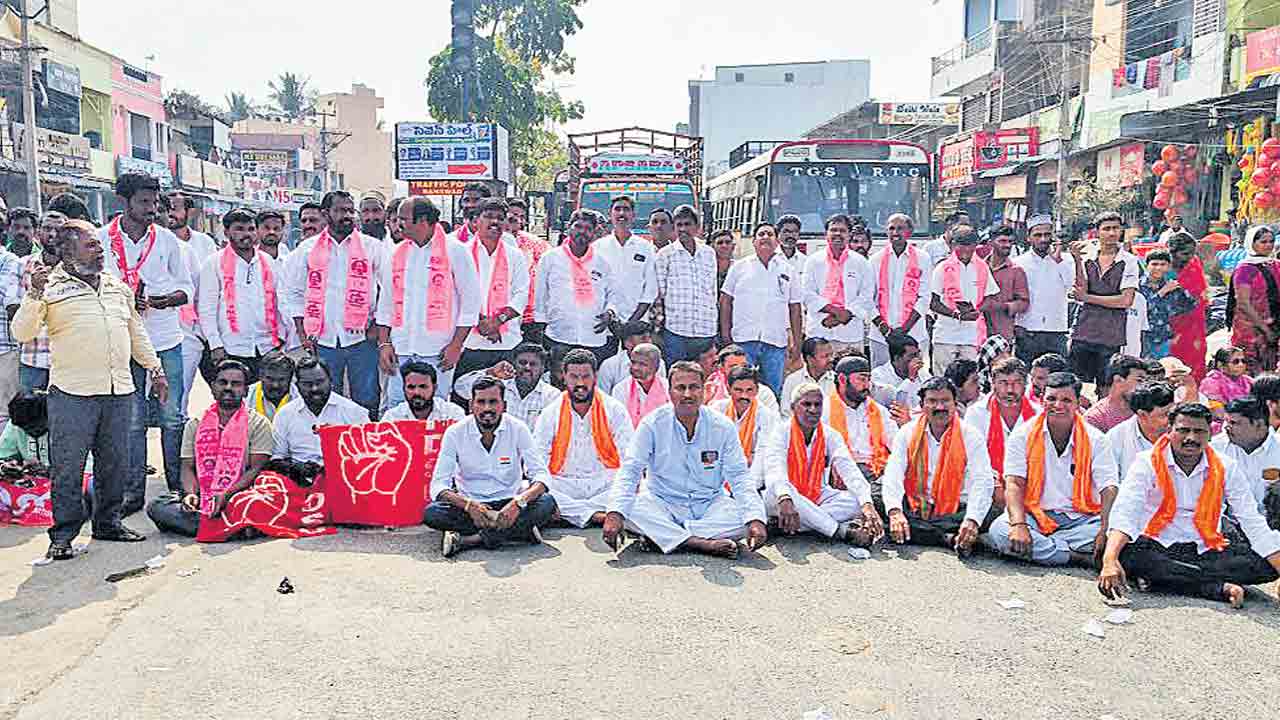 విద్యార్థిని మృతిపై ఆందోళన.. న్యాయం చేయాలని బాన్సువాడలో బీఆర్‌ఎస్‌ రాస్తారోకో
