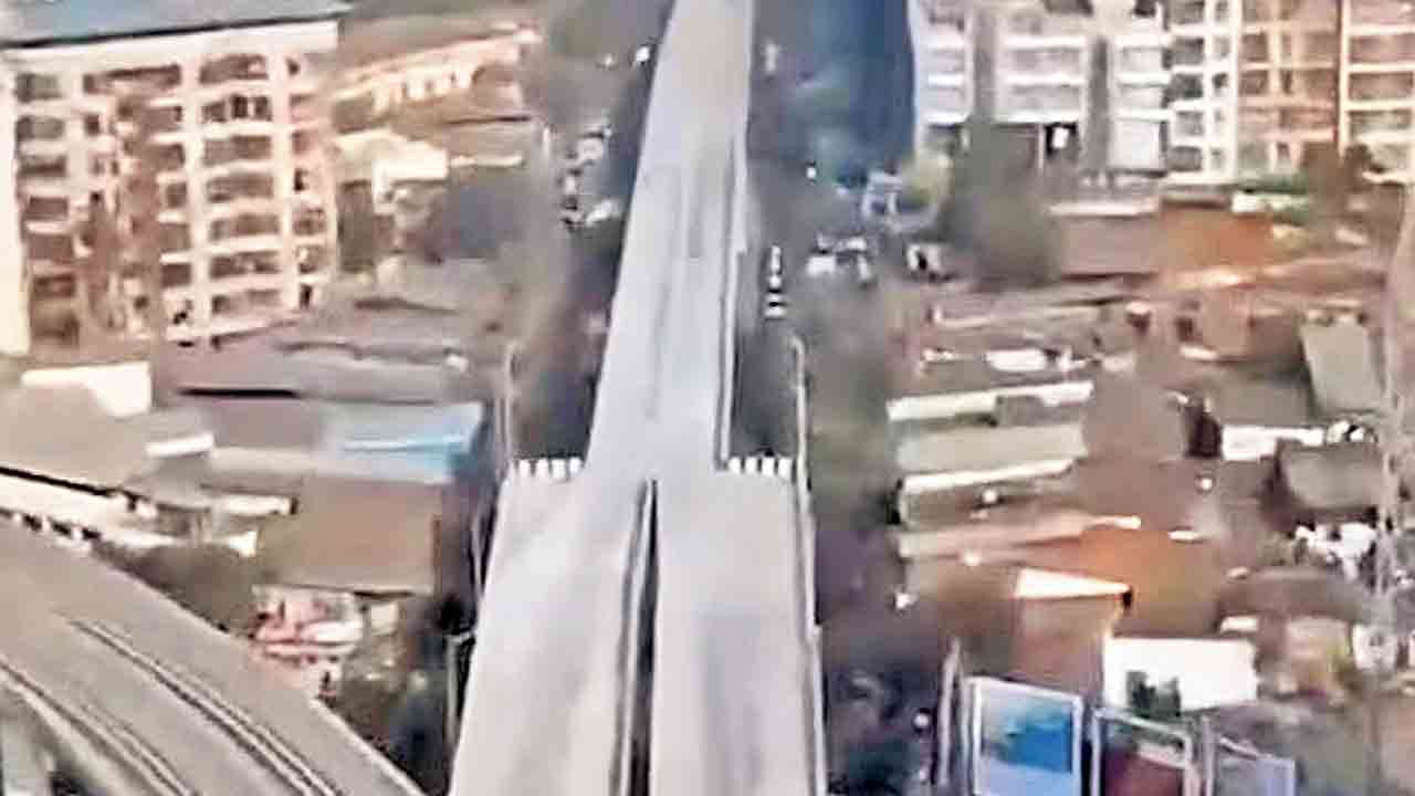 ఫ్లైఓవర్‌పైన హఠాత్తుగా 4 లేన్లు 2 లేన్లుగా మారితే..