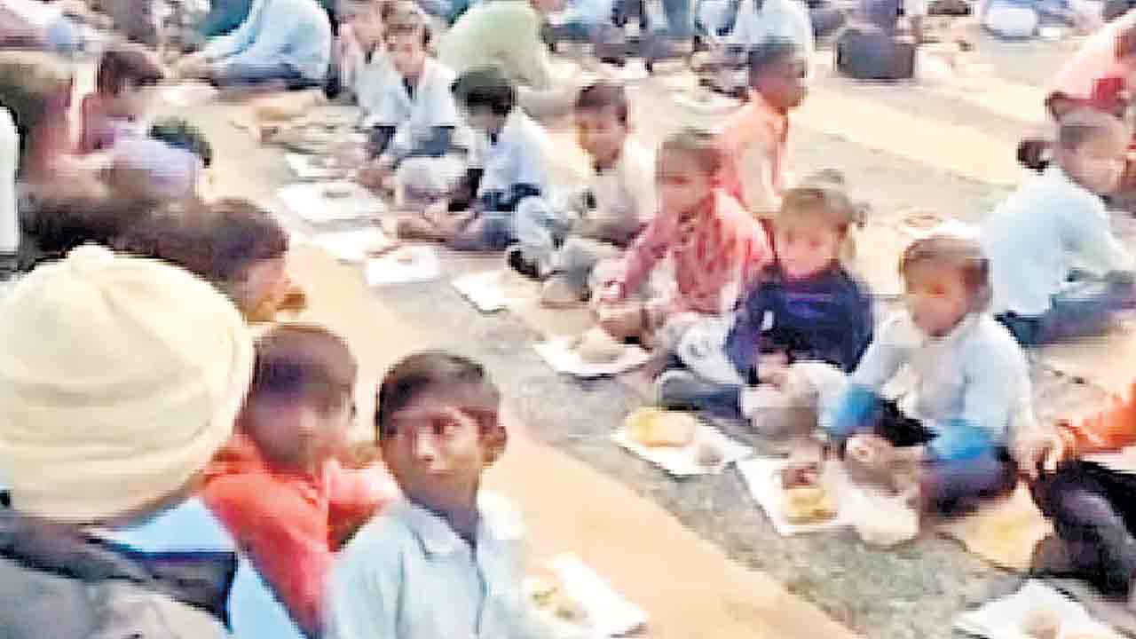 చిత్తు కాగితాల్లో విద్యార్థులకు మధ్యాహ్న భోజనం