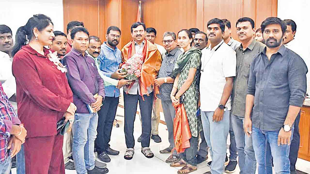 అక్రెడిటేషన్‌ కార్డులు పెంచాలి.. మంత్రి పొంగులేటికి శ్రీనివాస్‌రెడ్డికి డెస్క్‌ జర్నలిస్ట్‌ ప్రతినిధుల విజ్ఞప్తి