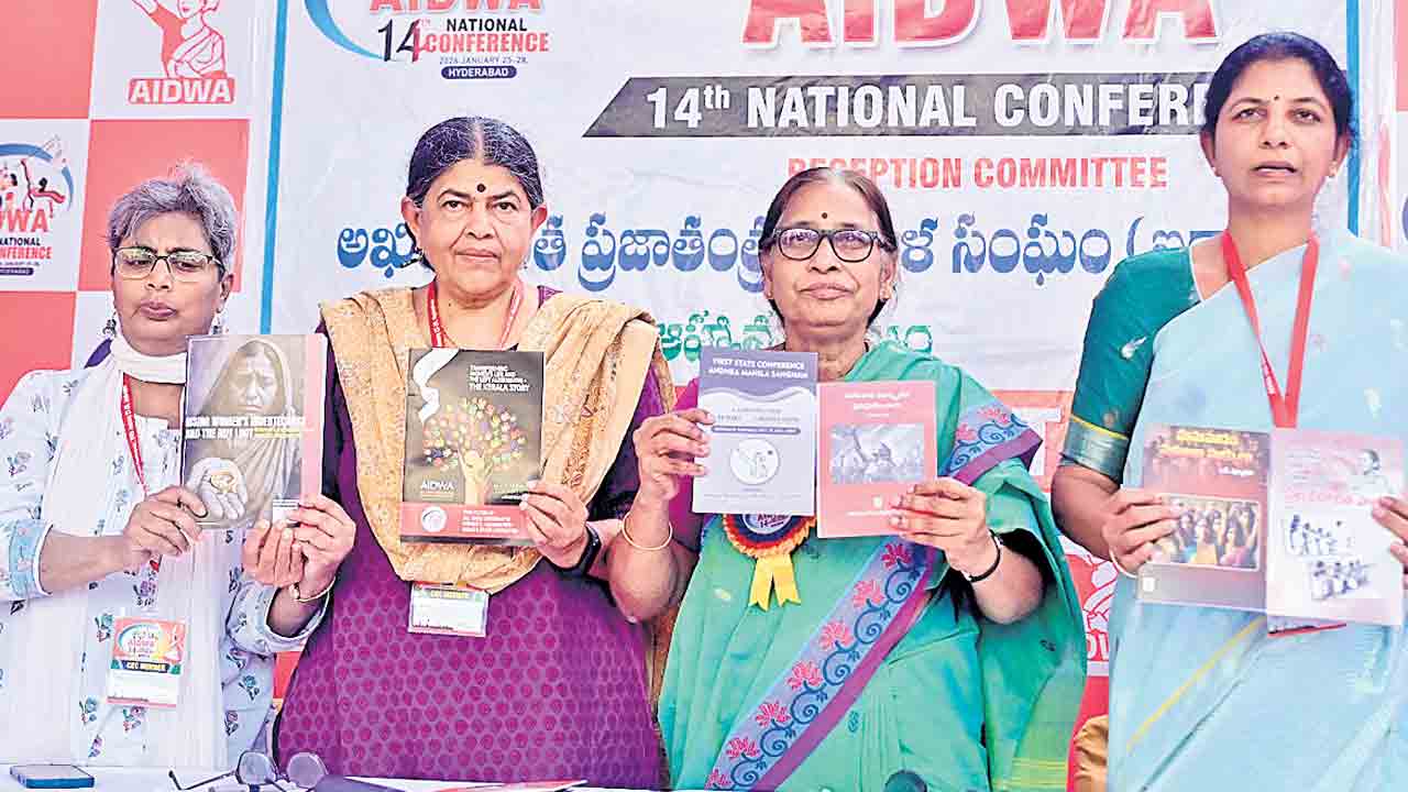 జీవించే హక్కుకోసం ఐద్వా పోరుబాట.. ఐద్వా జాతీయ ఉపాధ్యక్షురాలు సుందరరామన్‌ మండిపాటు