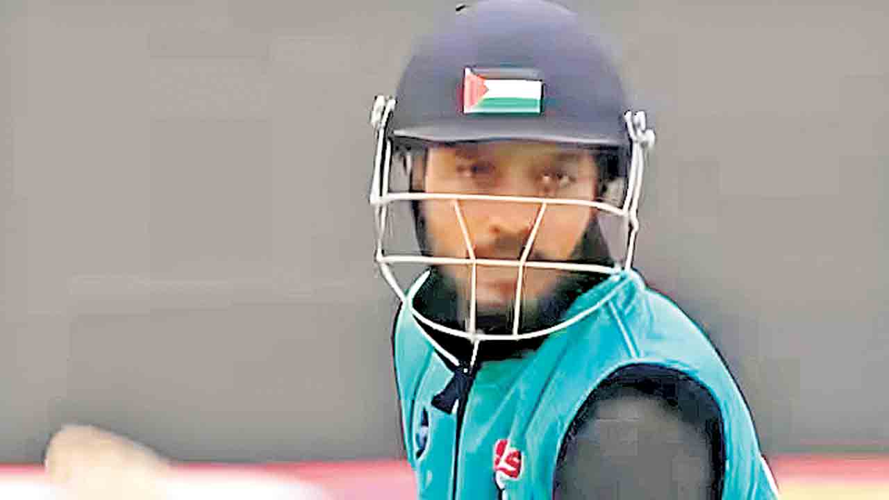 పాలస్తీనా జెండాతో కశ్మీర్‌ క్రికెటర్‌.. కేసు నమోదు చేసిన పోలీసులు