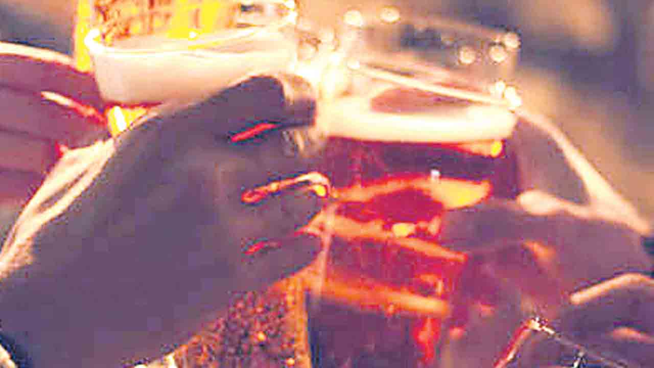 కర్ణాటకలో 6 వేల కోట్ల ఎక్సైజ్‌ స్కామ్‌.. సీఎల్‌-7 లైసెన్సుల జారీకి పెద్దయెత్తున లంచాలు