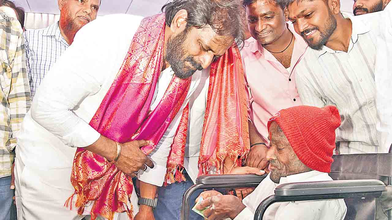 దివ్యాంగులకు దేవుడు కేసీఆర్‌ సార్‌