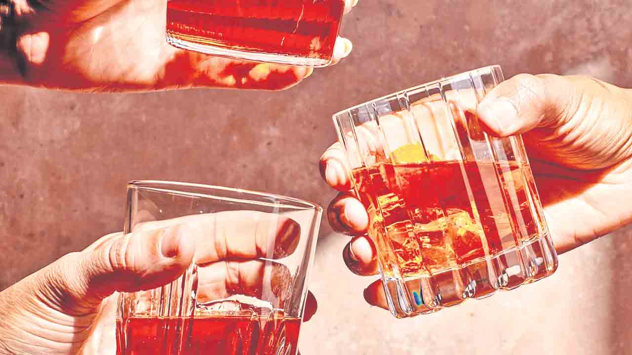 ముఖ్యనేతకు ‘ఫుల్‌’.. మంత్రికి ‘పెగ్‌’.. మైక్రో బ్రూవరీస్‌లో ఎవరి కోటా వారికే!