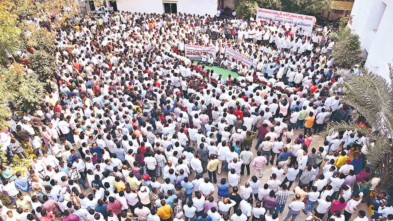 కదం తొక్కిన కరెంటోళ్లు.. డిస్కమ్‌ యాజమాన్యం మొండి వైఖరిపై జేఏసీల మహాధర్నా