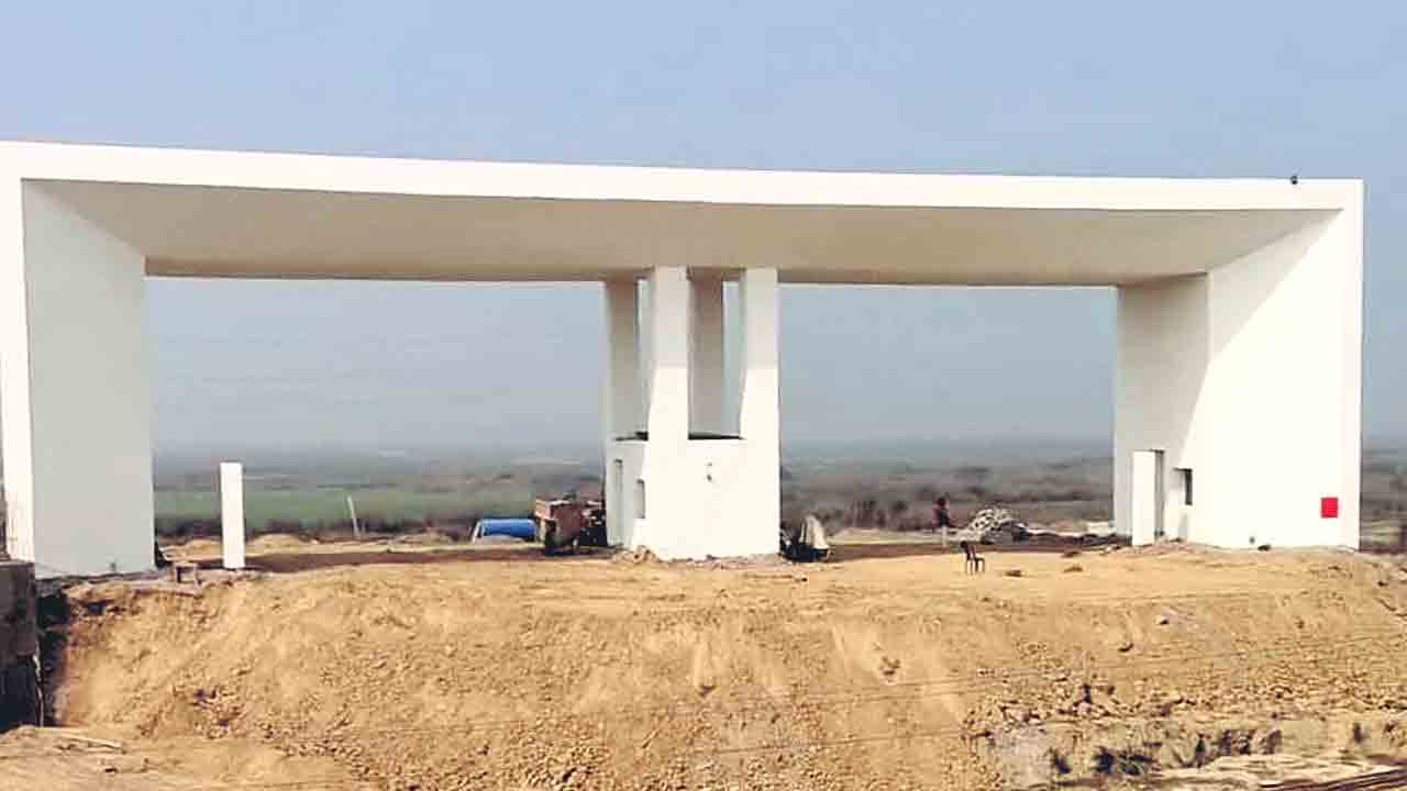 పదేండ్లలో గేట్‌ ఒక్కటే నిర్మాణం!