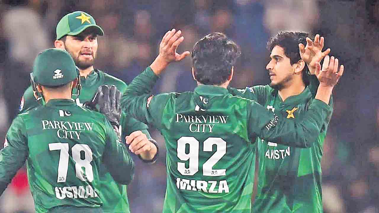 ఆసీస్‌కు షాక్‌.. ఏడేండ్ల తర్వాత పాక్‌కు తొలి విజయం