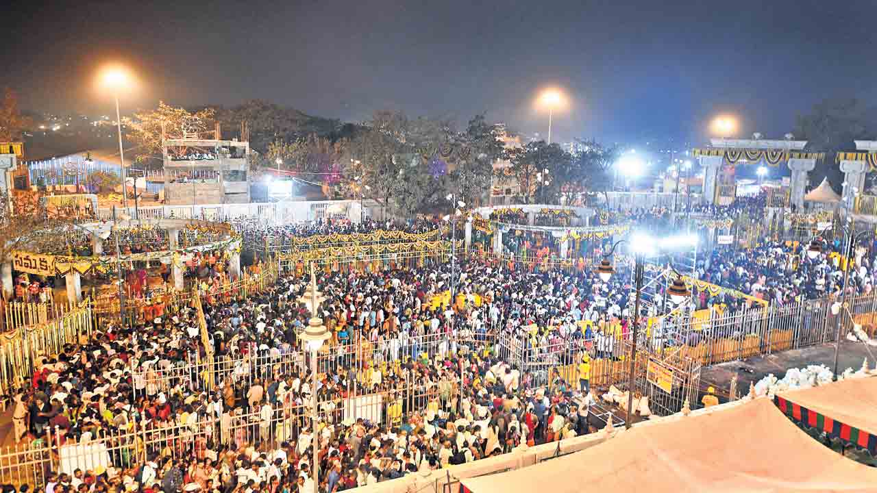 కదిలొచ్చిన తల్లి.. భక్తకోటి ప్రణమిల్లి.. సమ్మక్క ఆగమనం.. పులకించిన మేడారం