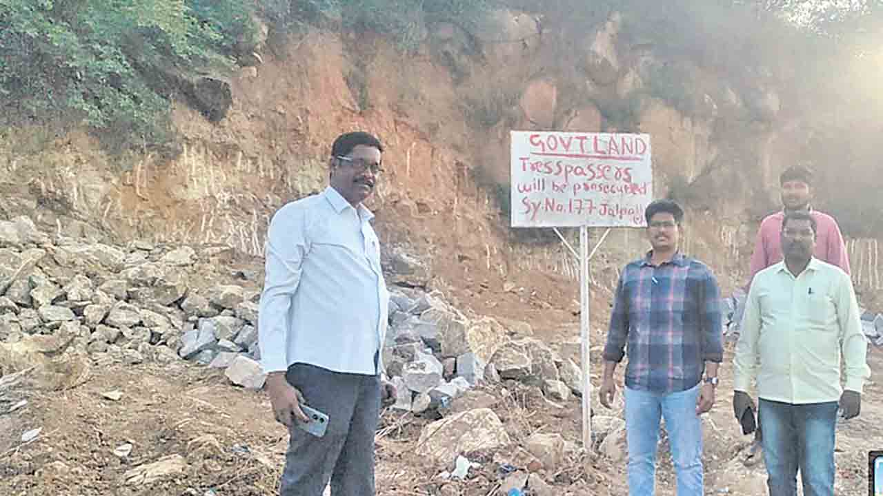 బుల్డోజర్లతో తవ్వి.. గుట్టకు గురి.. జల్‌పల్లిలో 17 ఎకరాల గుట్టపై అక్రమార్కుల కన్ను