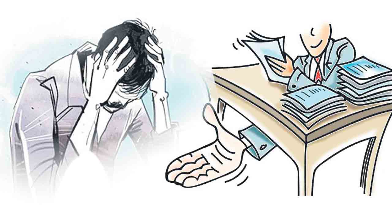 ఫైలు కదలాలంటే 3 వేలు ఇవ్వాల్సిందే!