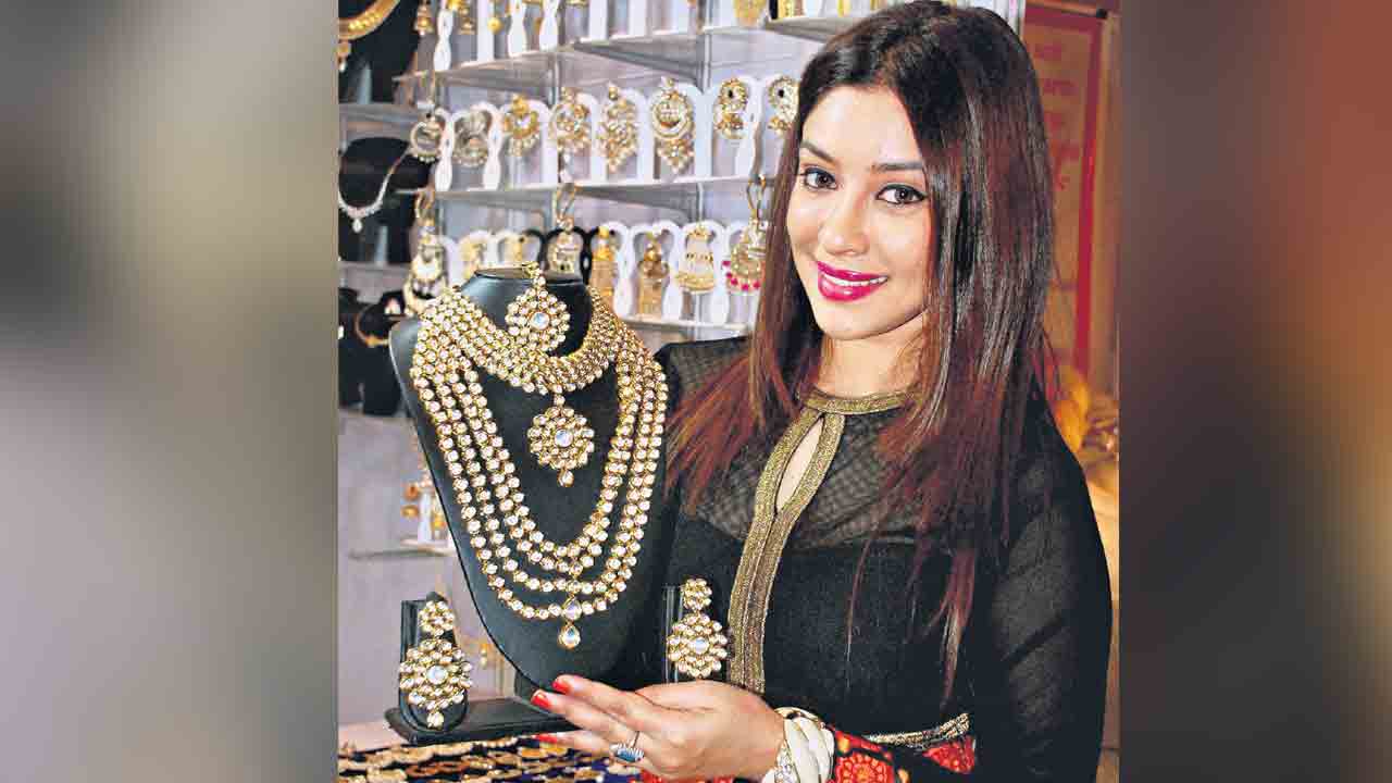 పసిడి డిమాండ్‌కు ధరలు షాక్‌.. 2025లో 11 శాతం తగ్గిన డిమాండ్‌ : వరల్డ్‌ గోల్డ్‌ కౌన్సిల్‌ వెల్లడి