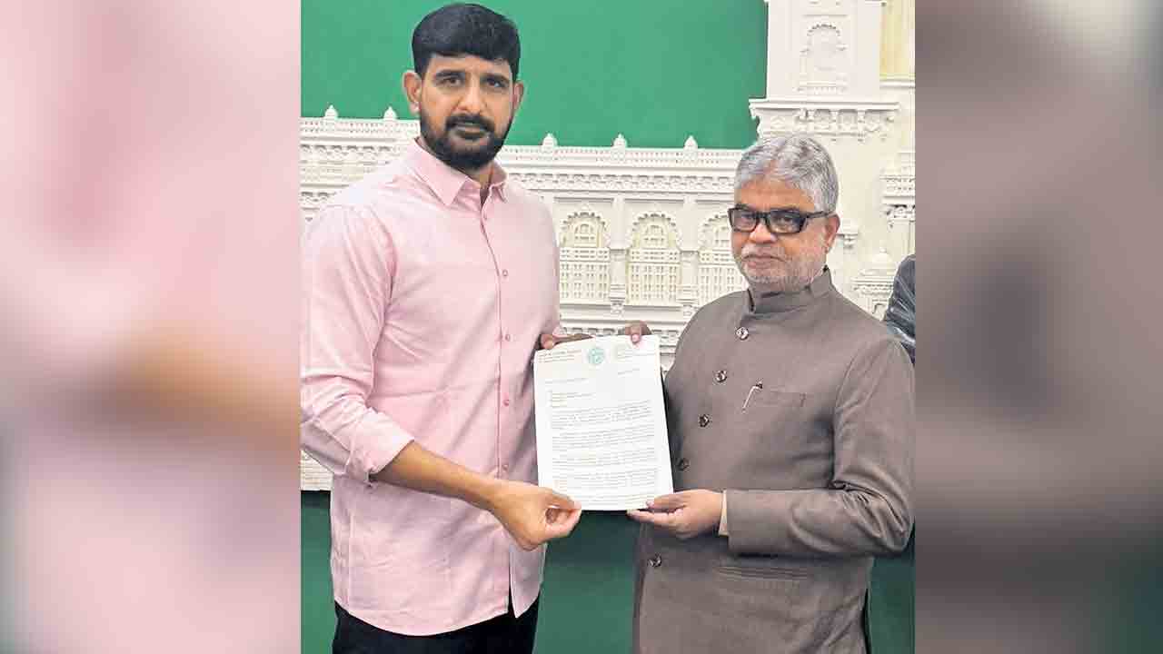 ఆ పోలీస్‌లపై చర్యలు తీసుకోండి.. అసెంబ్లీ స్పీకర్‌ ప్రసాద్‌కుమార్‌కు ఎమ్మెల్యే పాడి కౌశిక్‌రెడ్డి ఫిర్యాదు