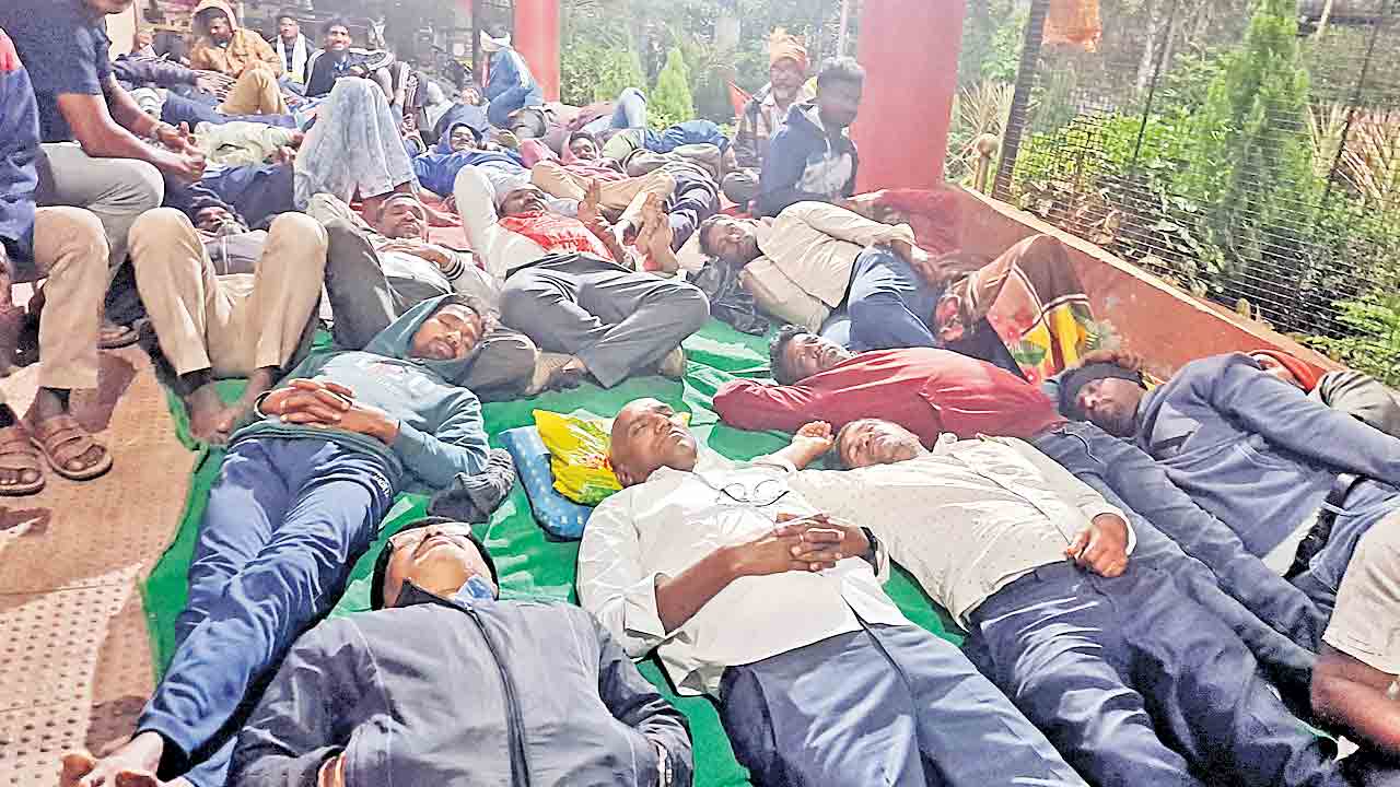 మున్సిపల్‌ కార్మికులను పట్టించుకోరా ?