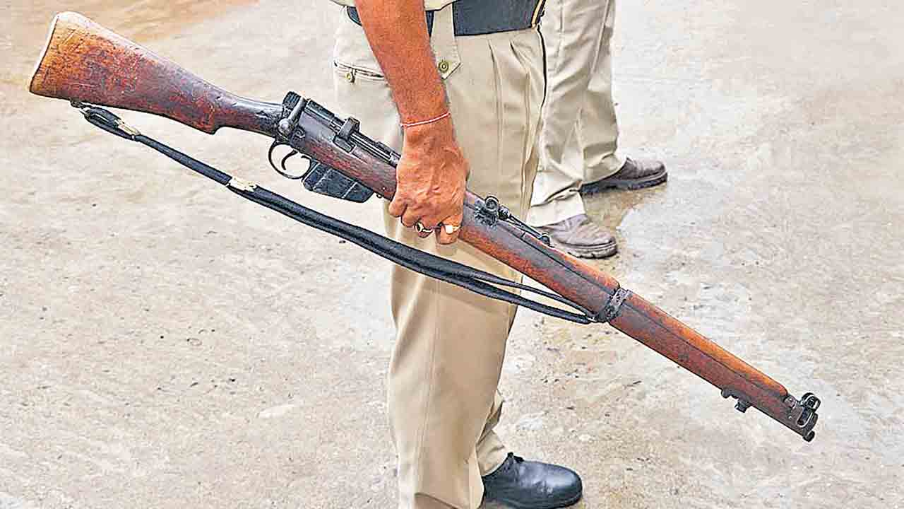 ఎక్సైజ్‌ సిబ్బందికి ఆయుధాలేవి?