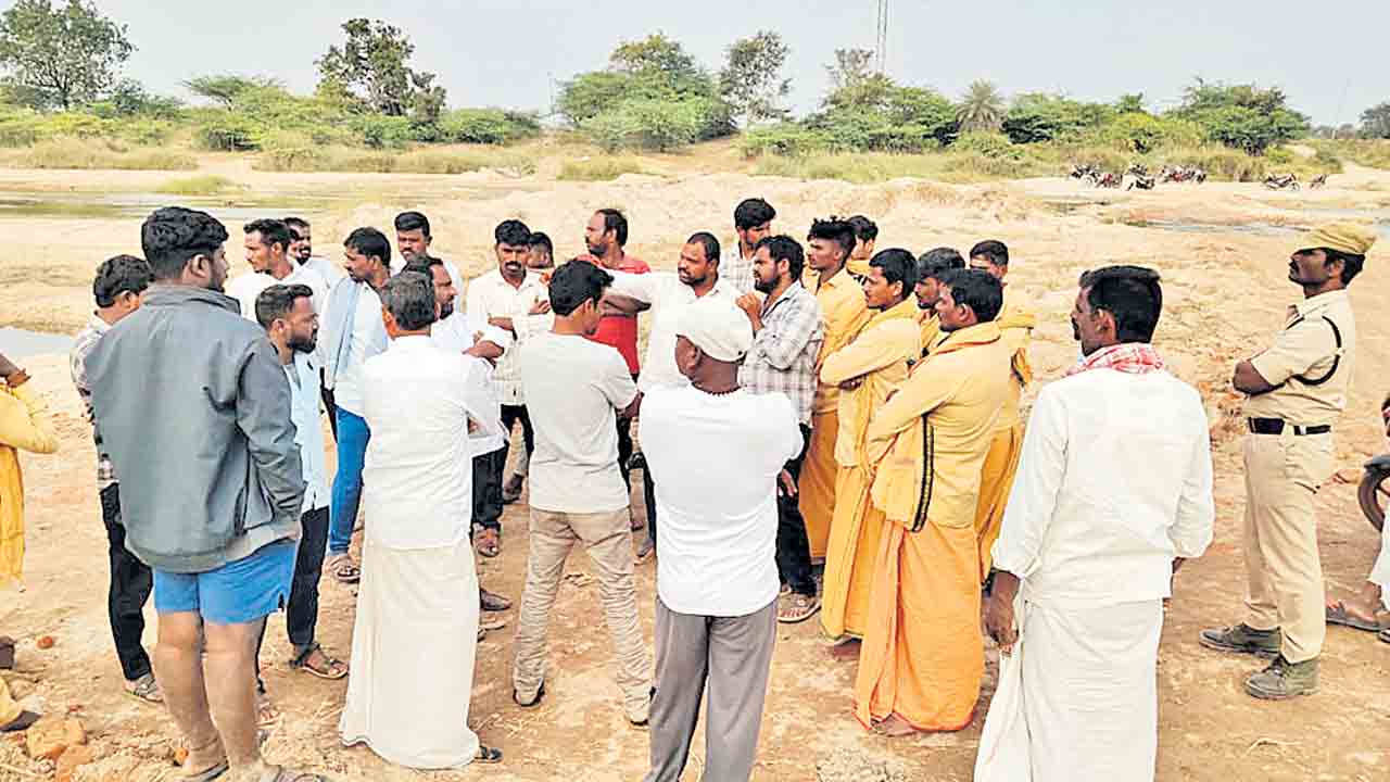 ఇసుక రవాణాను అడ్డుకున్న రైతులు