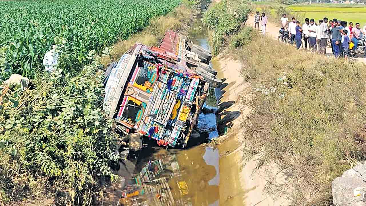 బ్రేక్‌ ఫెయిల్‌.. కెనాల్‌లో ఇసుక లారీ బోల్తా