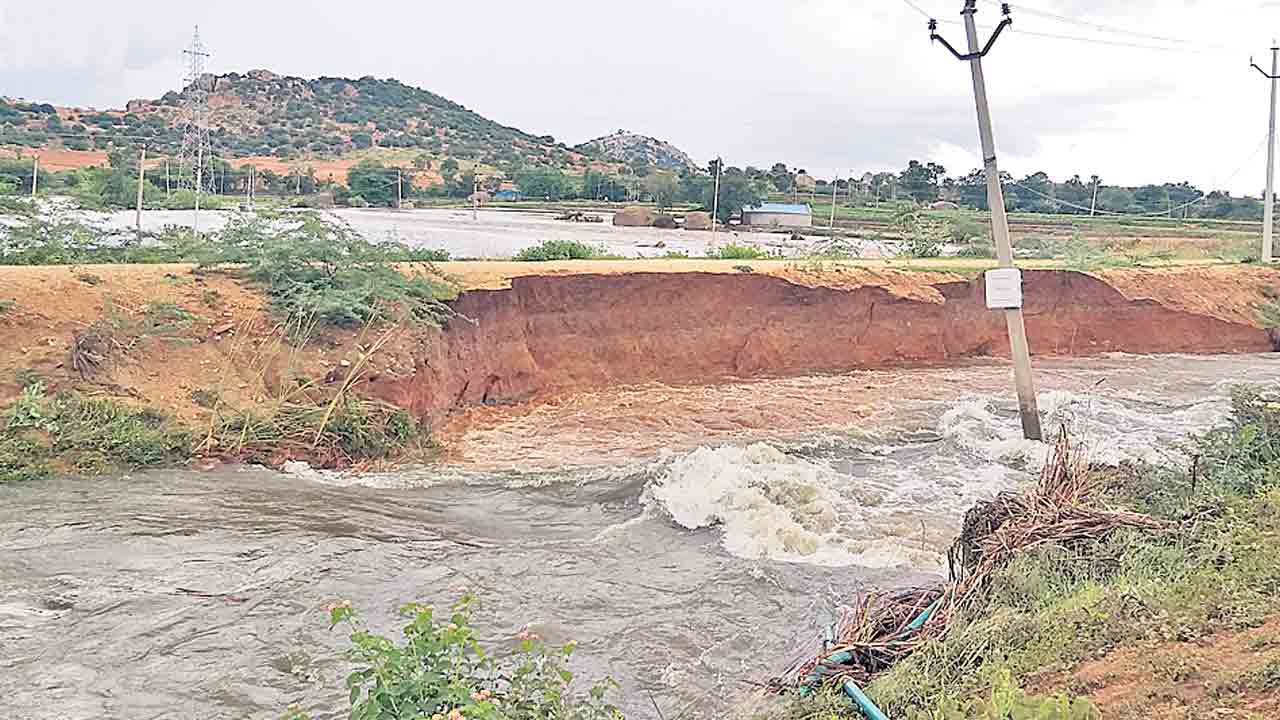 నాడు ఆంధ్రాకు హారతి పట్టి… నేడు మొసలి కన్నీళ్లు!