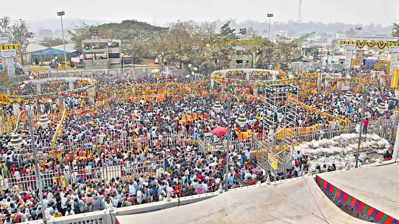 కోట్లు ఖర్చుచేసినా భక్తులకు పాట్లు!