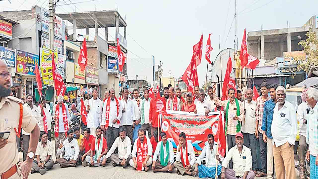 Urea | యూరియా కోసం చలిలో జాగారం..దుప్పట్లు, స్వెట్టర్లు కప్పుకొని క్యూలో నిల్చున్న రైతన్నలు