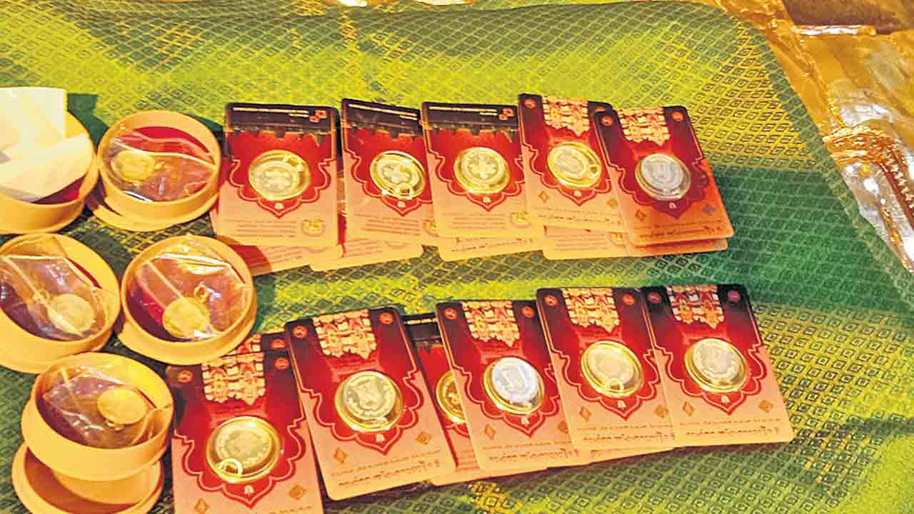 గుట్ట ప్రచార శాఖలో డాలర్లు మాయం