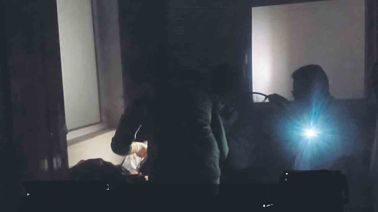 సెల్‌ ఫోన్‌ టార్చ్‌లైట్ల వెలుతురులో వైద్యం