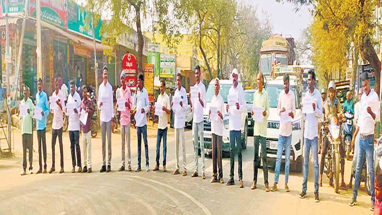 జర్నలిస్టుపై దాడిని నిరసిస్తూ రాస్తారోకో