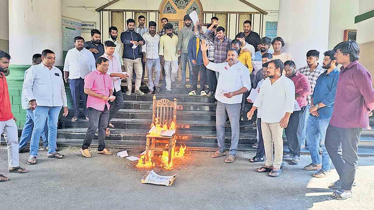 కాంగ్రెస్‌, బీజేపీ డబుల్‌ గేమ్‌