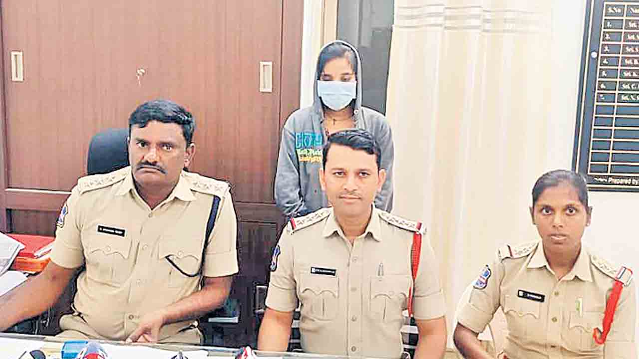 ప్రేమ పెండ్లికి ఒప్పుకోలేదని..