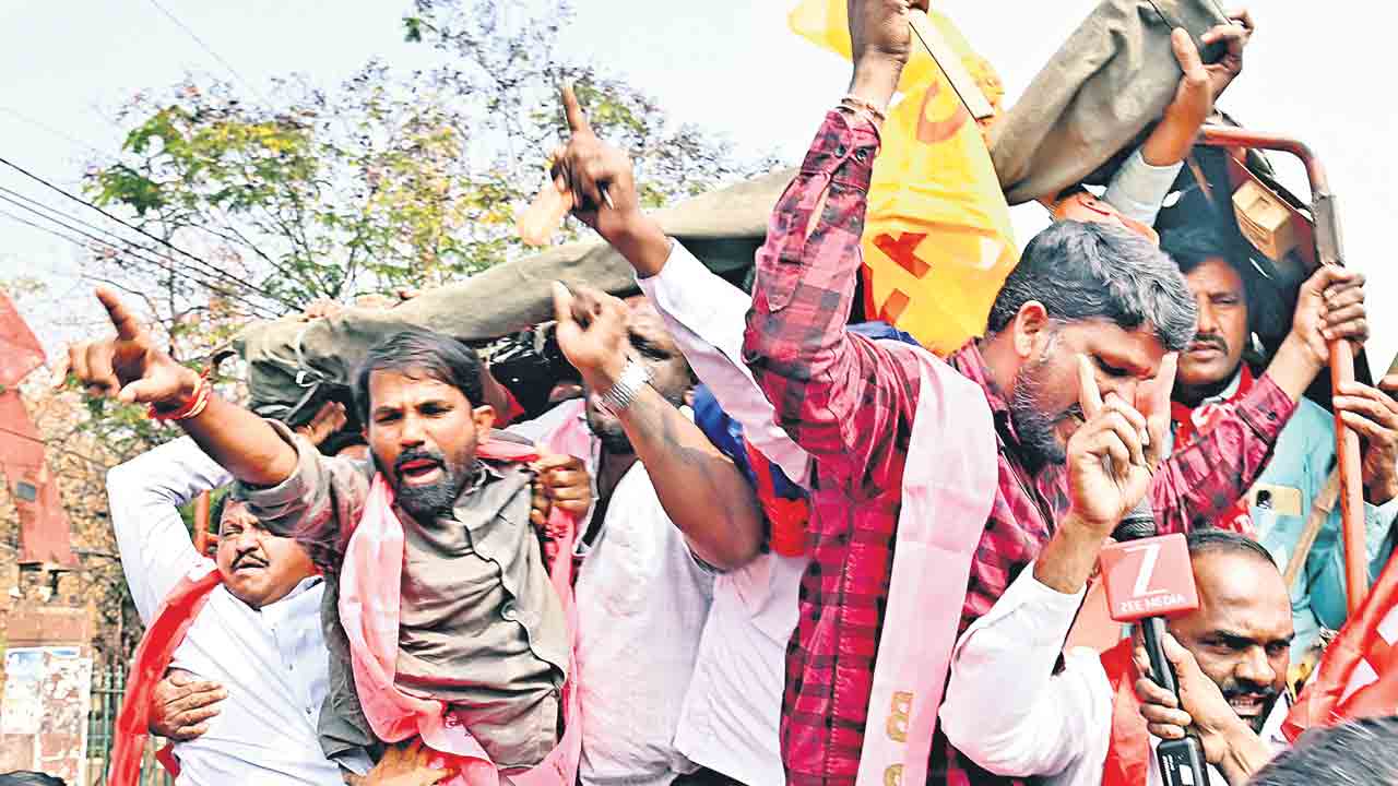 ఆటో డ్రెవర్ల అసెంబ్లీ ముట్టడి ఉద్రిక్తం