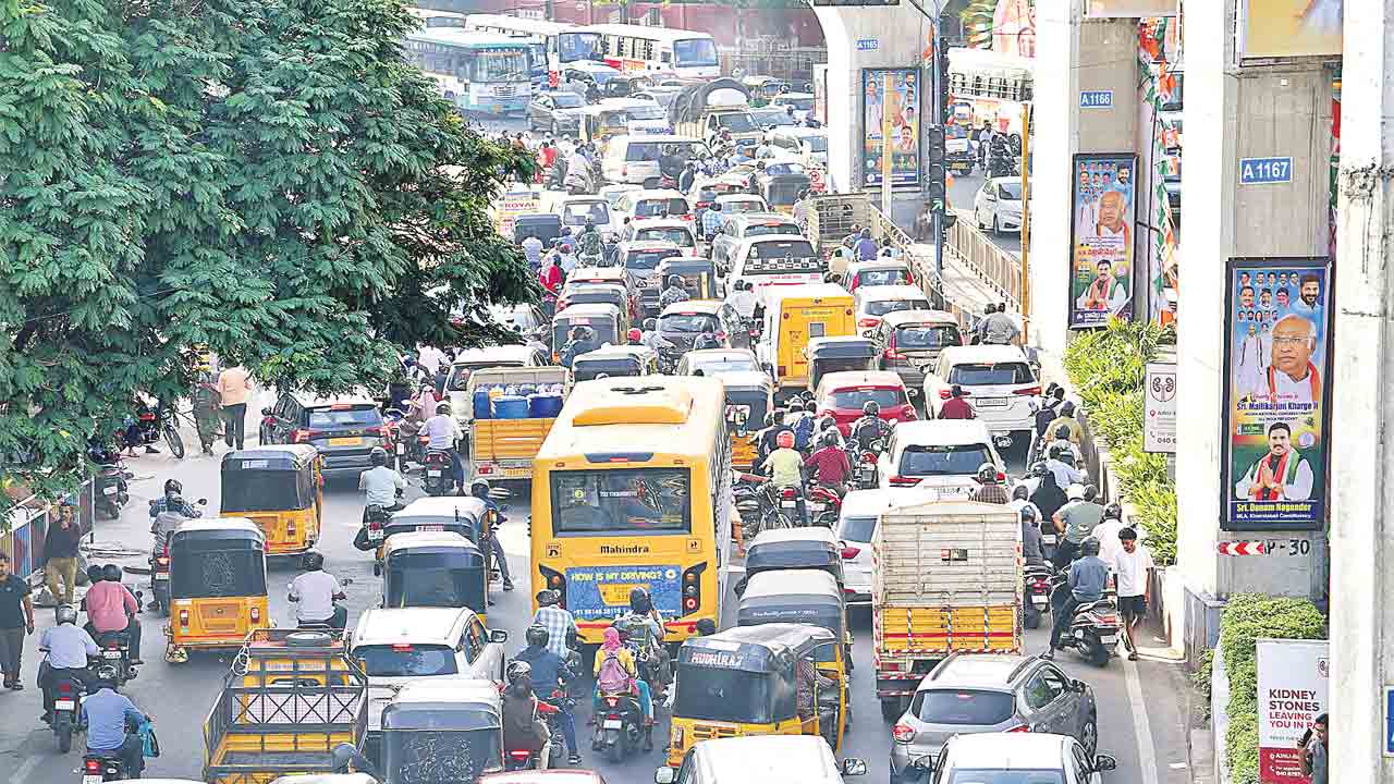 Hyderabad Traffic | కిలోమీటర్‌ ప్రయాణానికి అరగంట.. రద్దీ నియంత్రణపై పోలీసు శాఖ కసరత్తు