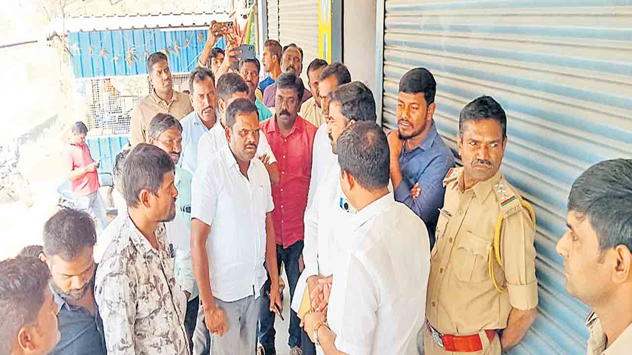 మునుగోడులో ఎక్సైజ్‌ శాఖ x ఎమ్మెల్యే